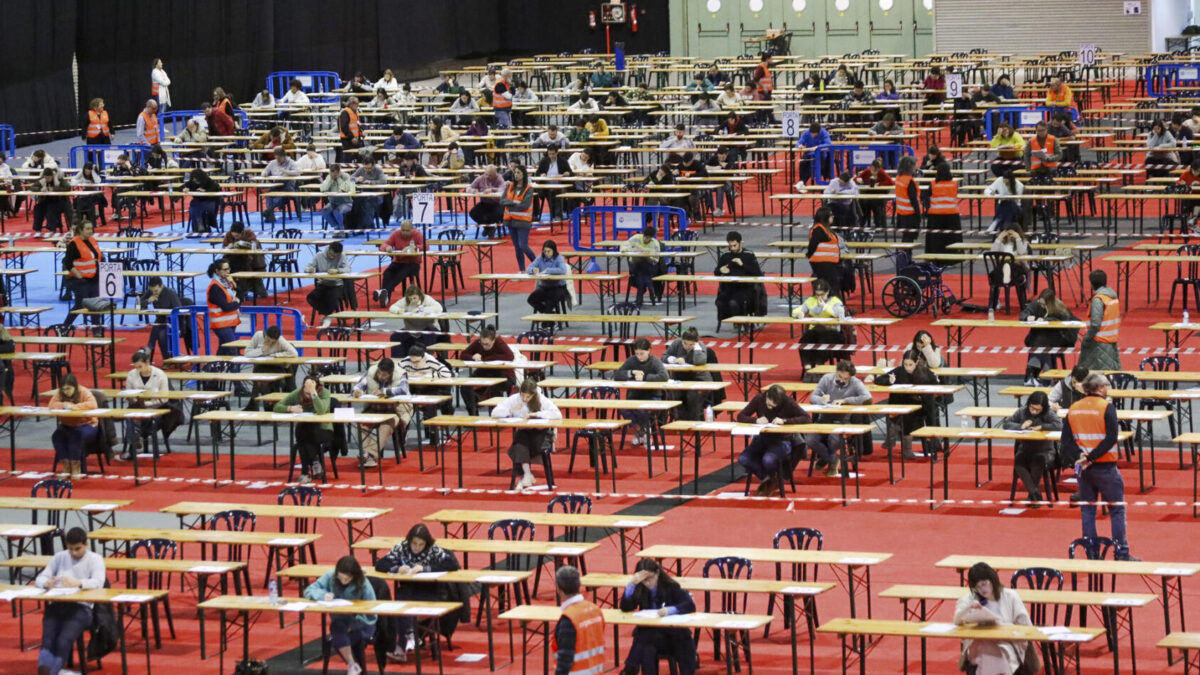 Opositores sanitarios realizan en el recinto ferial de Silleda los exámenes correspondientes al concurso oposición de 37 especialidades de la categoría de facultativos especialistas de área.