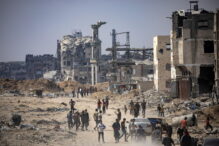 Palestinos desplazados inspeccionan la zona destruída después de bombardeos israelíes en el campamento de Khan Younis, sur de la Franja de Gaza.