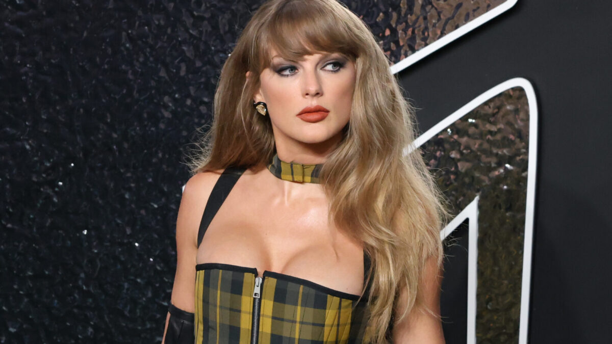 La cantante Taylor Swift posa durante la alfombra roja de los MTV Video Music Awards 2024