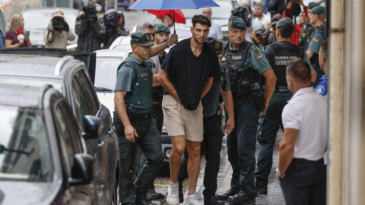 El futbolista Rafa Mir llega escoltado por la Guardia Civil al juzgado n. 8 de Llíria (Valencia)