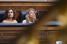 Las vicepresidentas María Jesús Montero y Yolanda Díaz conversan durante un pleno del Congreso.