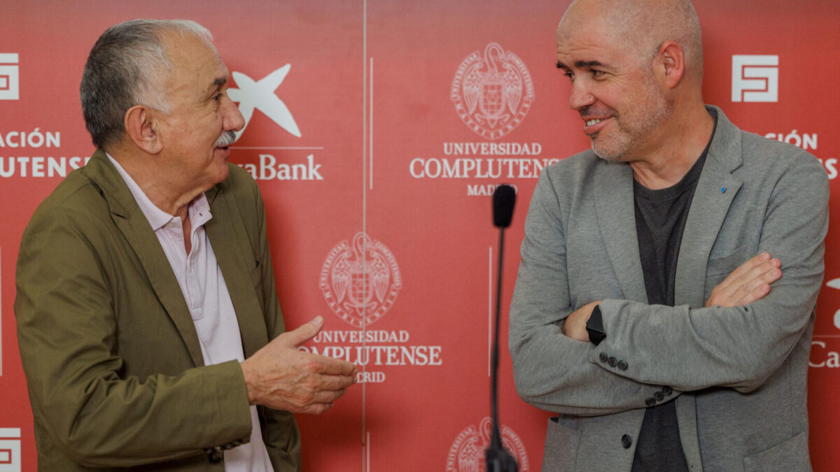 El secretario general de CCOO, Unai Sordo (d) y el secretario general de UGT, Pepe Álvarez.
