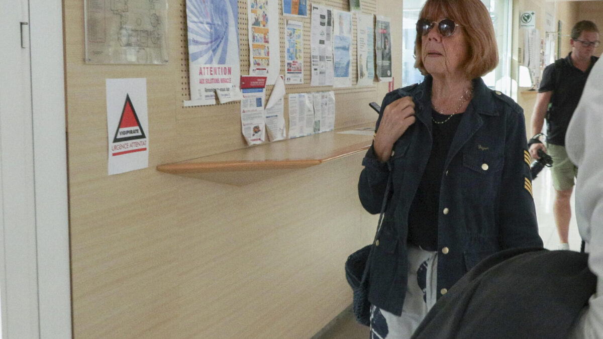Gisèle Pélicot llega a los tribunales de Aviñón, Francia, donde este lunes se celebra la sexta jornada del juicio contra su marido, Dominique Pélicot