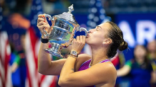 Aryna Sabalenka besa su trofeo del US Open