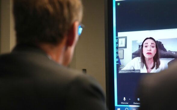 María Corina Machado mantiene una videollamada con Alberto Núñez Feijóo.