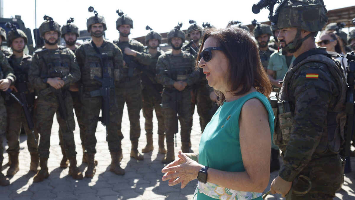 La ministra de Defensa, durante la visita a la Brigada "Rey Alfonso XIII" en Viator, Almería