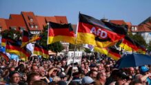 Simpatizantes de la ultraderecha AfD en un acto en Erfurt (este de Alemania).
