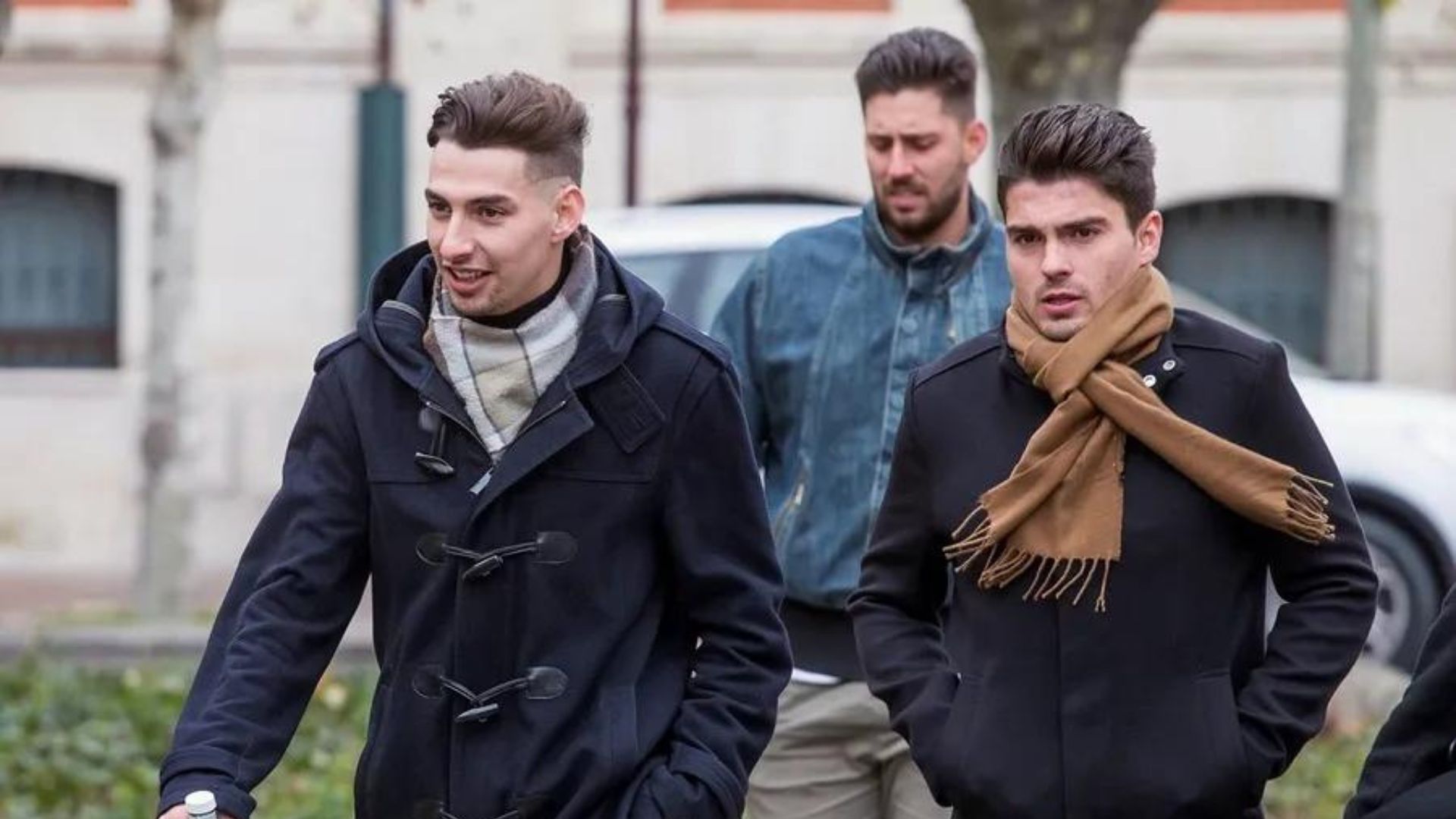 Carlos Cuadrado (i), Víctor Rodríguez (c) y Raúl Calvo (d), exjugadores de la Arandina Club de Fútbol acusados de agresión sexual a una menor, acuden a la Audiencia Provincial de Burgos.