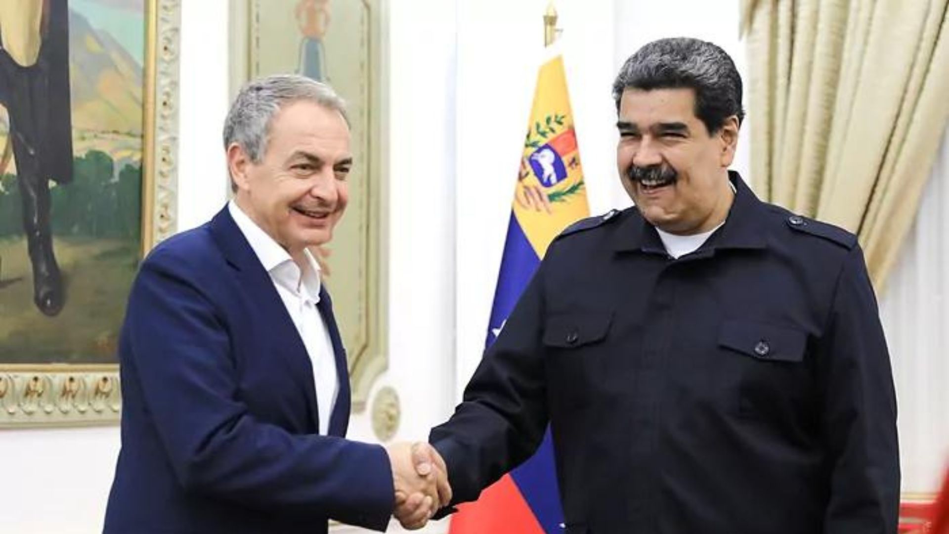 Zapatero estrecha la mano de Maduro en Caracas.