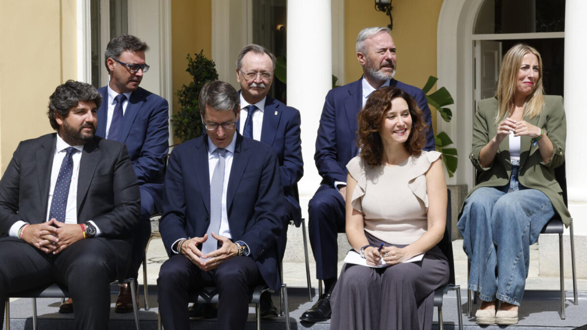 Varios presidentes autonómicos del PP escuchan la intervención el líder popular, Alberto Nuñez Feijóo, tras una reunión para consensuar los principios de su modelo alternativo de financiación autonómica, este viernes, en el Palacete de los Duques de Pastrana, en Madrid.