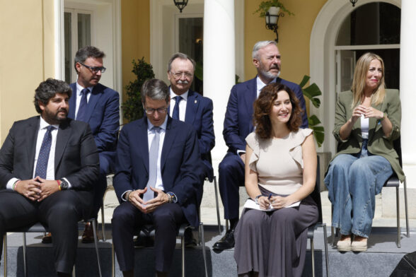 Varios presidentes autonómicos del PP escuchan la intervención el líder popular, Alberto Nuñez Feijóo, tras una reunión para consensuar los principios de su modelo alternativo de financiación autonómica, este viernes, en el Palacete de los Duques de Pastrana, en Madrid.