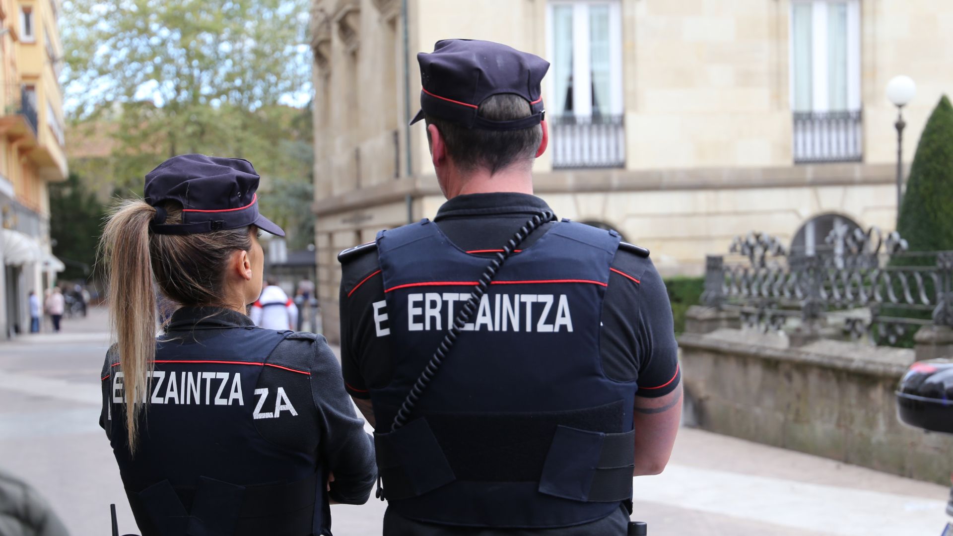 Imagen de dos agentes de la Ertzaintza en el País Vasco.