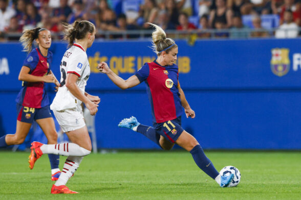 SANT JOAN DESPI (BARCELONA), 23/08/2024.- La centrocampista del Fc Barcelona Alexia Putellas lanza desde larga distancia para marcar gol este viernes, durante el encuentro correspondiente al Trofeo Joan Gamper, entre el Fc Barcelona y el AC Milan, en el estadio Johan Cruyff de la localidad barcelonesa de Sant Joan Despi. EFE/ Quique García