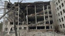 Un edificio bombardeado en Poltava.