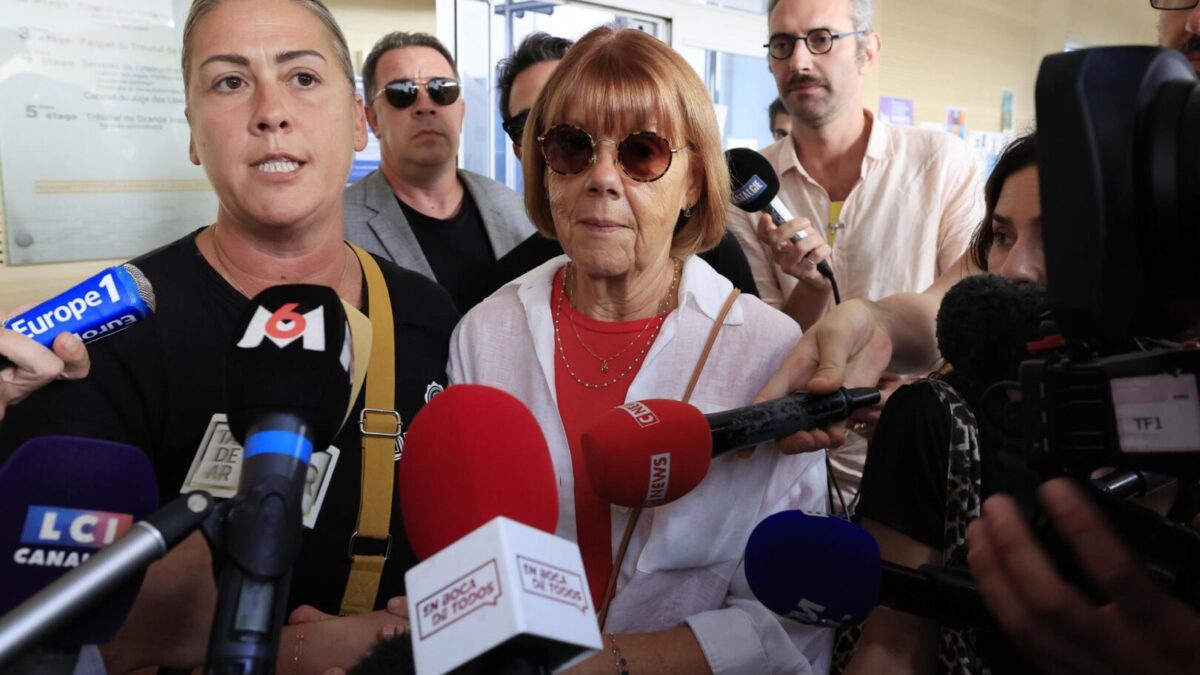Gisele Pelicot y su hija después de la primera sesión del juicio