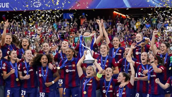 El Fútbol Club Barcelona levantando su título de campeón de la la UEFA Champions League en 2024