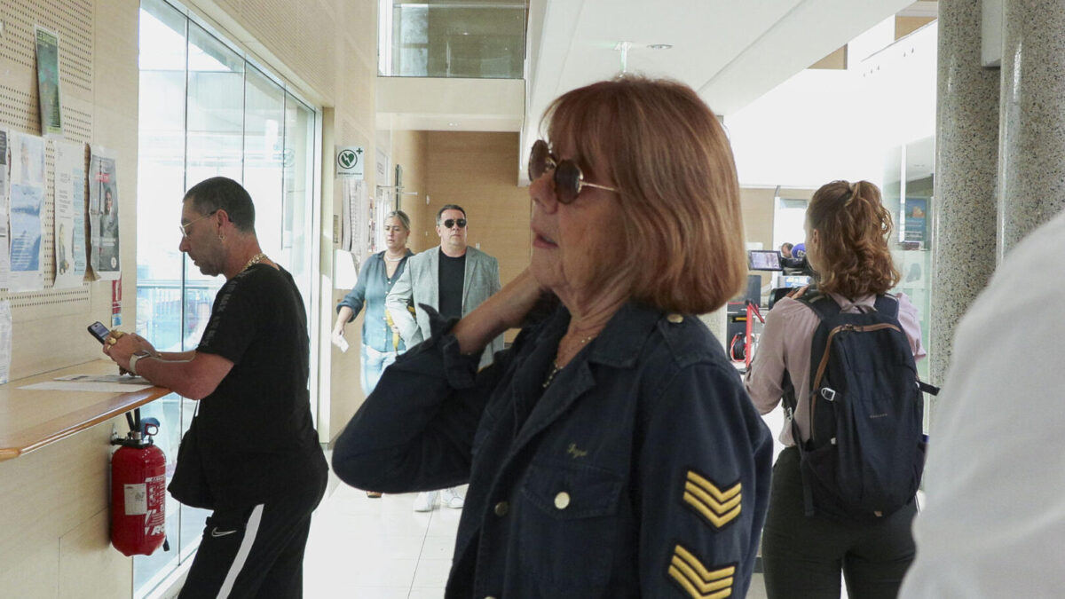 Gisèle Pélicot llega a los tribunales de Aviñón, Francia, donde este lunes se celebra la sexta jornada del juicio.
