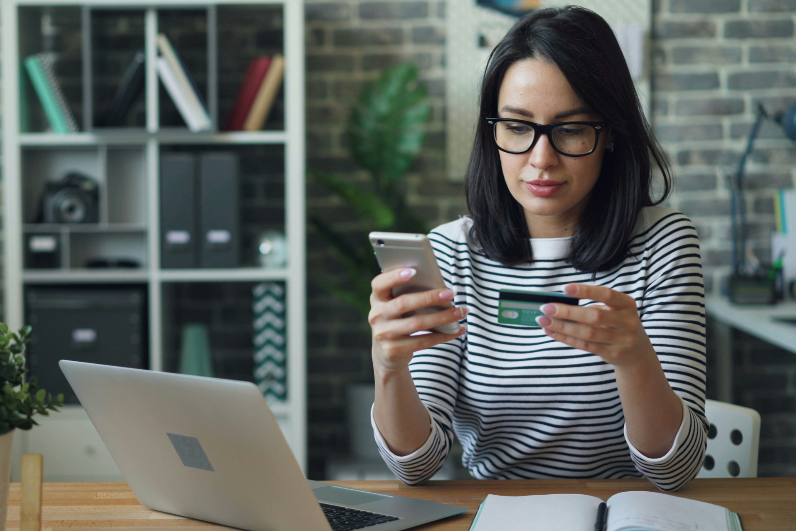 El pequeño gesto que muchos hacen al pagar con tarjeta y que puede ponerte en riesgo sin darte cuenta