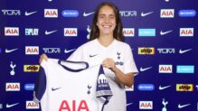 Maite Oroz posando con la camiseta del Totteham Hotspur