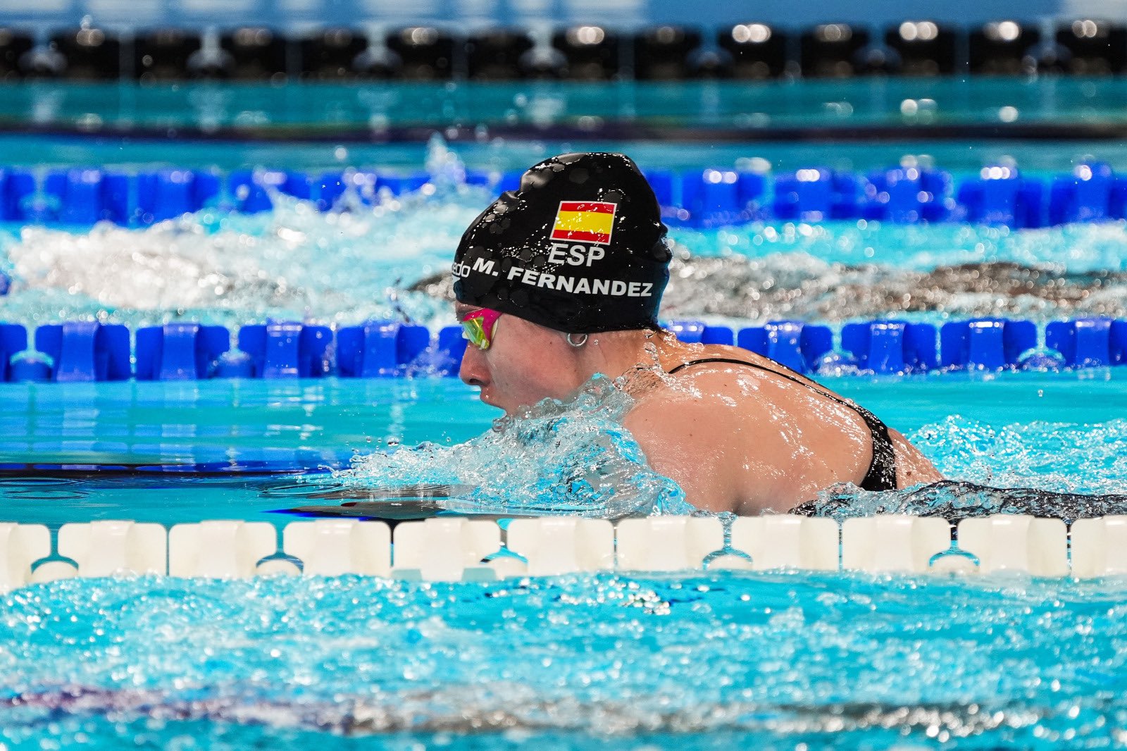 Marta Fernández nadando una prueba en París 2024