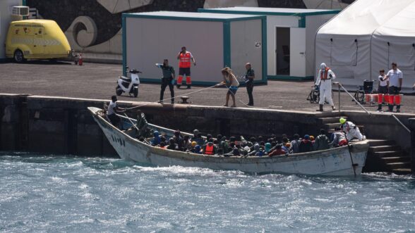 Una foto de archivo de un cayuco a su llegada al puerto de La Restinga (El Hierro).