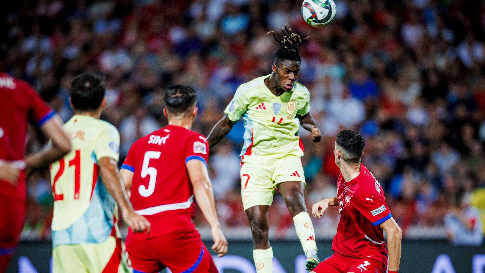 Nico Williams disputando el España-Serbia de la primera jornada de la Nations League 2024