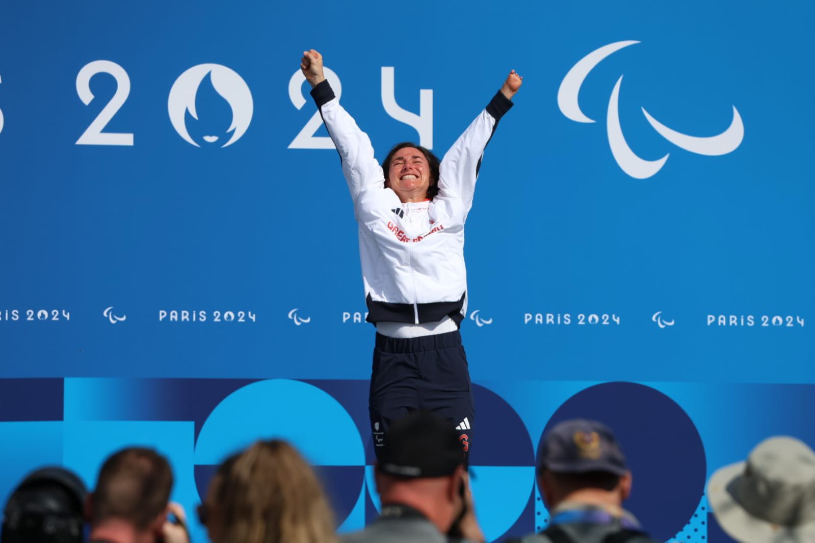 Sarah Storey celebrando su medalla de oro en los JJPP de París 2024