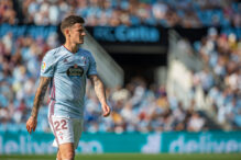 Santi Mina disputando un partido con el Celta de Vigo antes de marcharse a Arabia Saudí