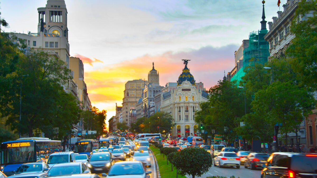 EL centro de Madrid atestado de vehículos circulando por él