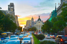 EL centro de Madrid atestado de vehículos circulando por él