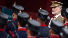 Felipe VI pasa revista al Batallón de Honores durante el desfile del Día de la Fiesta Nacional