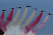 Desfile militar por el Día de la Hispanidad, en directo | Insultos a Pedro Sánchez a su llegada al desfile