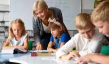 Profesora de infantil en clase
