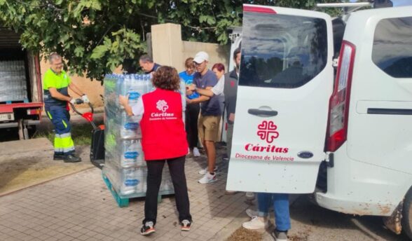 Cáritas distribuyendo alimentos
