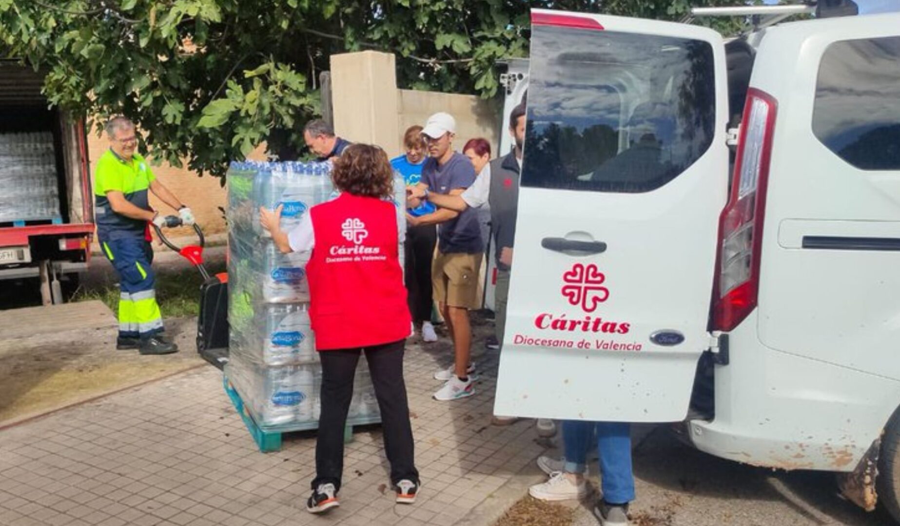 Cáritas distribuyendo alimentos