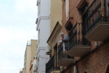 Una vecina mayor mira desde su balcón a los militares en Paiporta