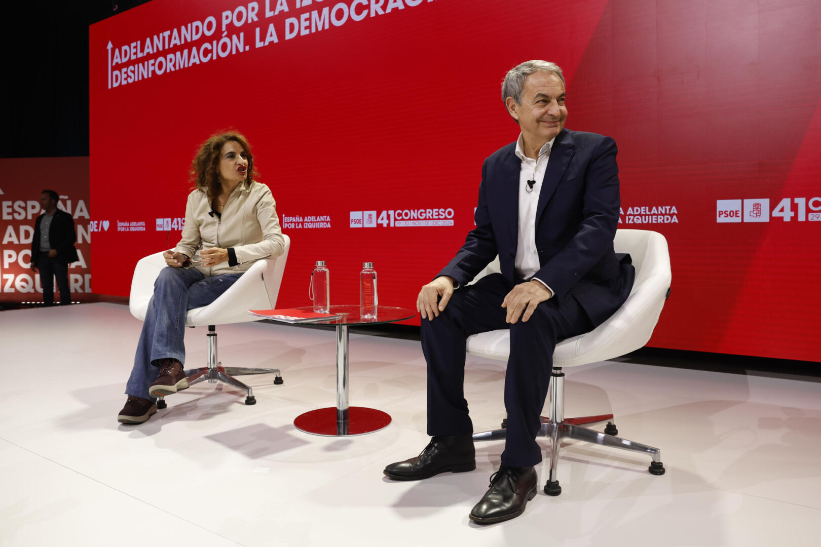 SEVILLA , 30/11/2024.- La vicepresidenta primera del Gobierno, María Jesús Montero y el expresidente del Gobierno José Luis Rodríguez Zapatero durante el 41 Congreso Federal del PSOE reunido en Sevilla este sábado. EFE/ Julio Muñoz