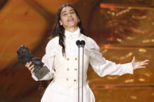La actriz Carolina Yuste tras recibir el Goya a ´Mejor actriz protagonista´ por su trabajo en 'La Infiltrada'