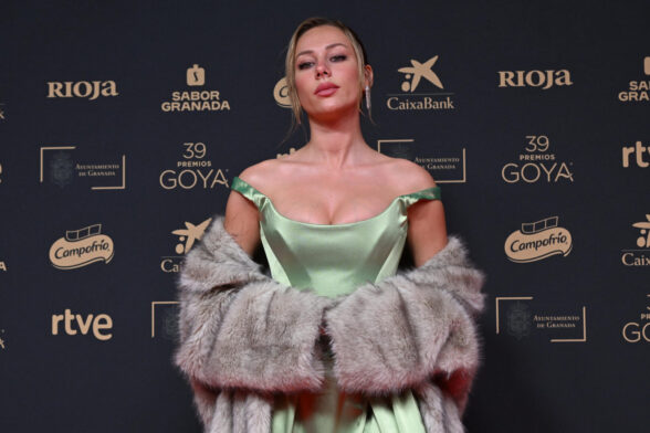 La actriz Ester Expósito posa en la alfombra roja de la 39 edición de los Premios Goya de la Academia de Cine que se celebra este sábado en el Palacio de Congresos y Exposiciones de Granada. EFE/ Miguel Ángel Molina