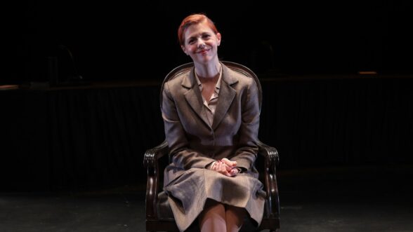 Manuela Velasco, como Carmen Conde en la obra 'El sillon K', en el Teatro de la Abadía