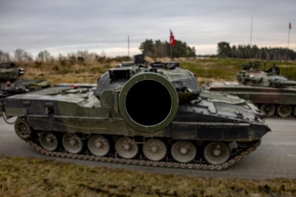 Una vista cercana de la torreta del tanque Leopard 2 de Dinamarca en el área de entrenamiento militar en Grafenwoehr, Alemania, el 11 de febrero de 2025.
