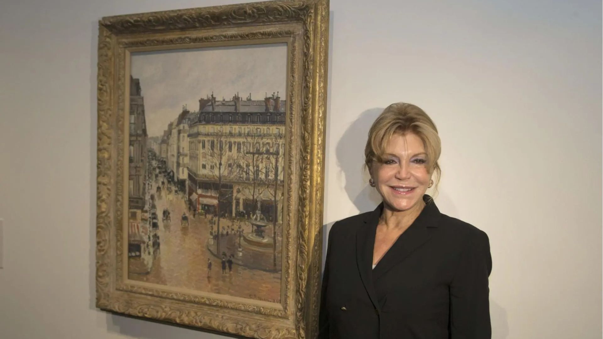 Carmen Thyssen, delante del cuadro 'Rue Saint-Honoré por la tarde. Efecto de lluvia', de Pissarro