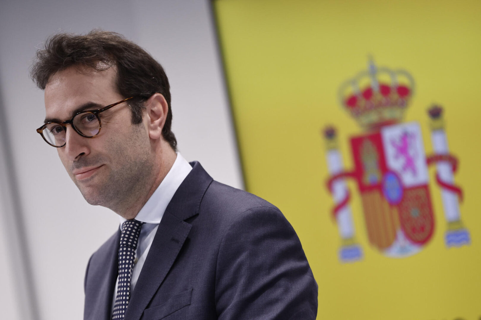 MADRID, 10/04/2025.- El ministro de Economía, Comercio y Empresa, Carlos Cuerpo, durante la rueda de prensa posterior a la reunión que ha mantenido este jueves con las comunidades autónomas en el Consejo Interterritorial de Internacionalización con el fin de analizar la respuesta de España para mitigar el impacto de la guerra arancelaria. EFE/ Sergio Perez