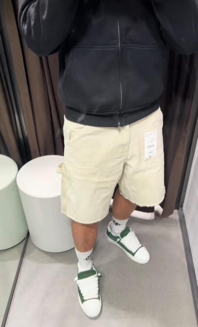 Un usuario de TikTok se prueba el nuevo pantalón de Zara
