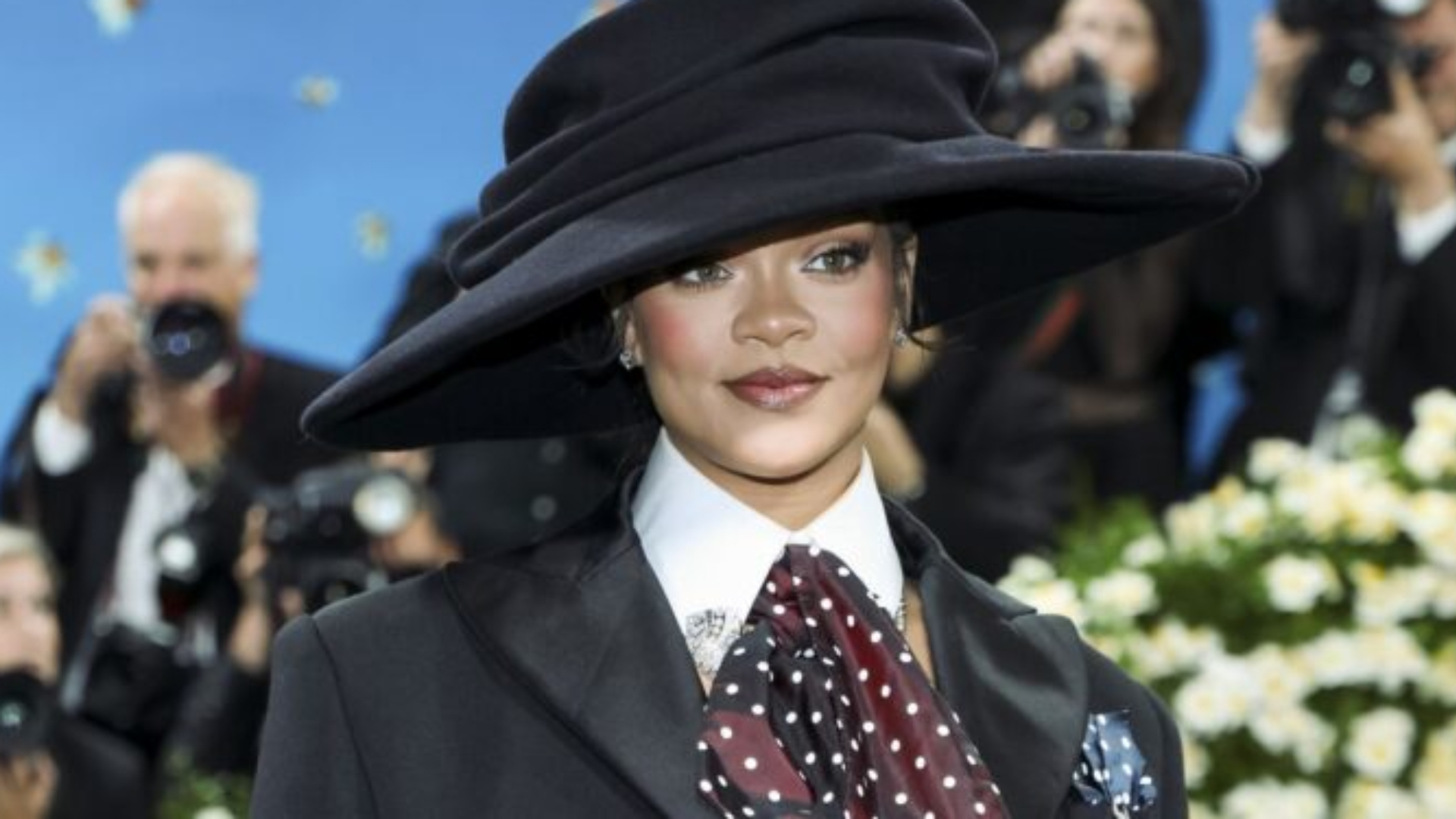 Una mujer armada con un rifle AR-15 tirotea la mansión de Rihanna