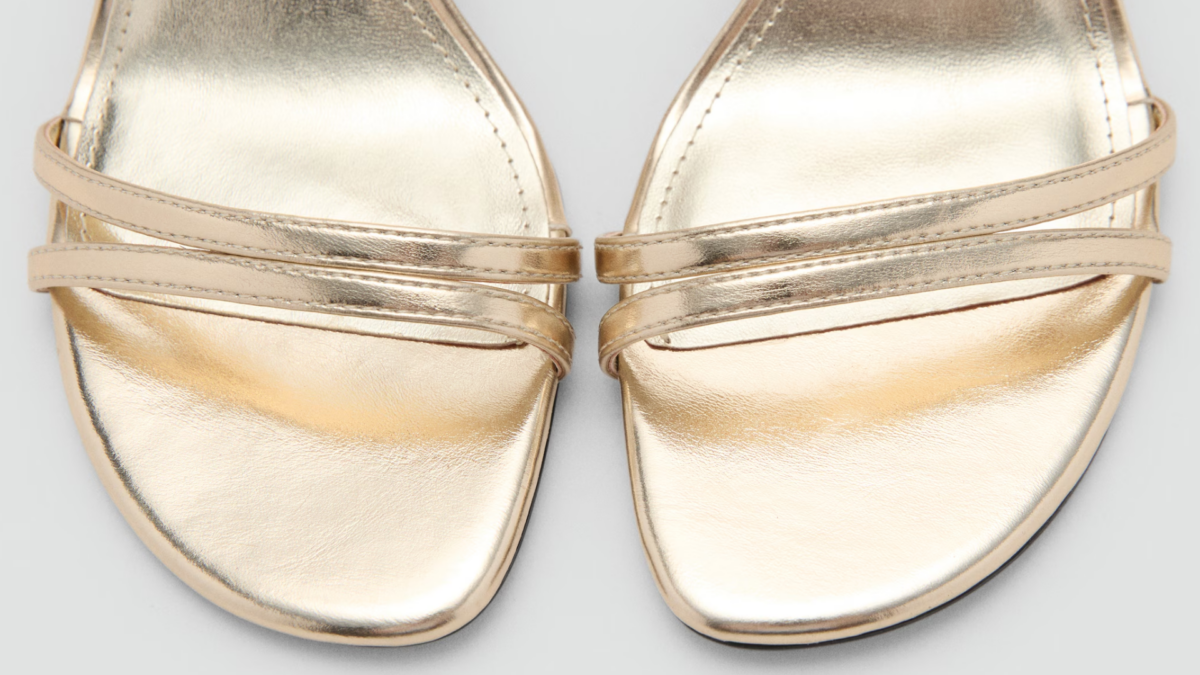 Las cuatro sandalias doradas que arrasan en 2025