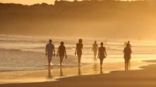 Personas caminando en la playa