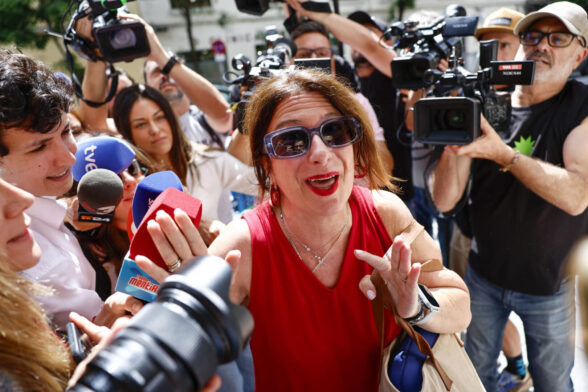 La militante socialista Leire Díez a su llegada a la sede del PSOE en la calle Ferraz de Madrid.