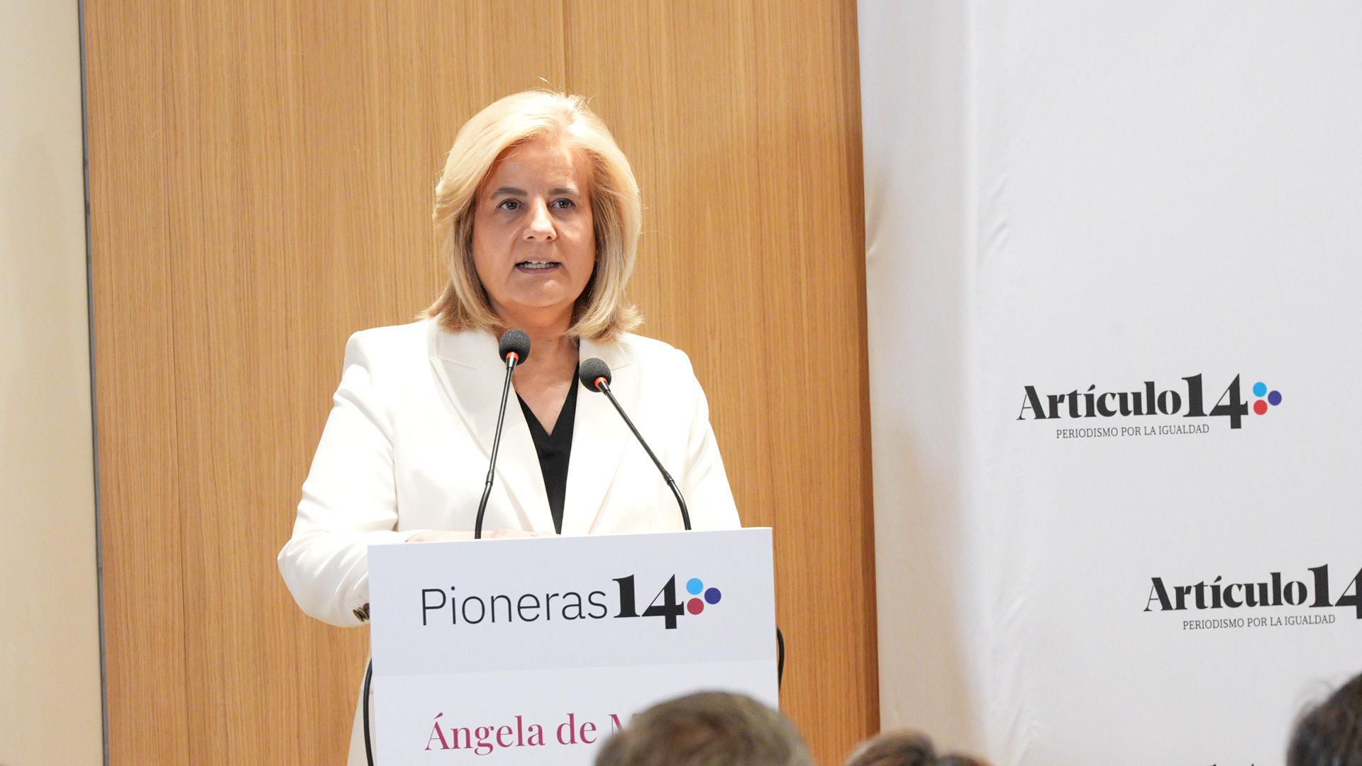 Quién es Fátima Báñez, exministra de Rajoy que iba en el tren accidentado en Toledo