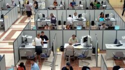 Funcionarios administrativos en España - Economía